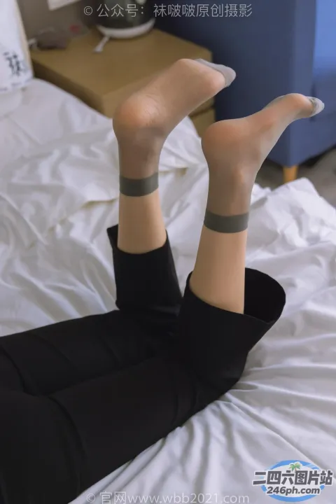 长筒裤腿搭配黑色丝袜和床上的黑色丝袜