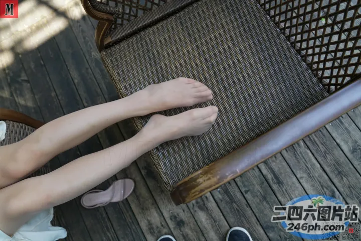 有人坐在椅子上，双脚抬起
