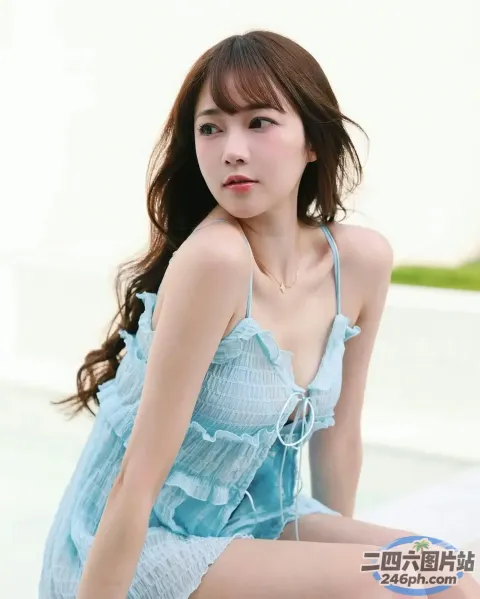 一个穿着蓝色连衣裙坐在窗台上的女人的特写