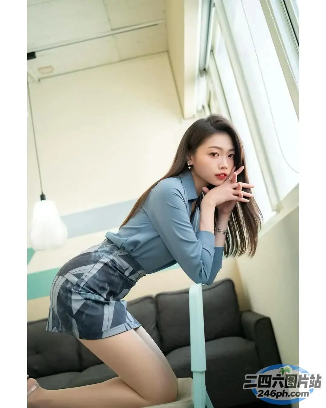 一位身穿短裙的女子摆姿势拍照的特写