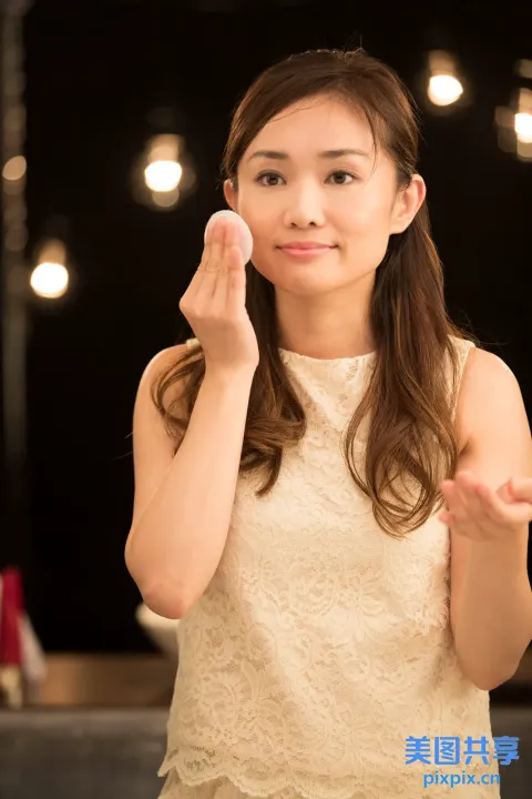 有一个女人手里拿着一张纸
