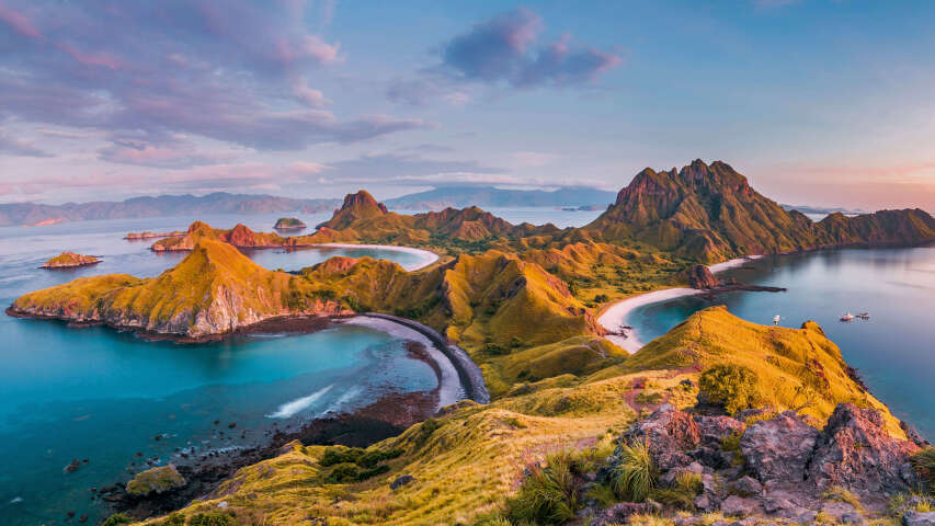 海滩和以群山为背景的水域的 arafed 景观