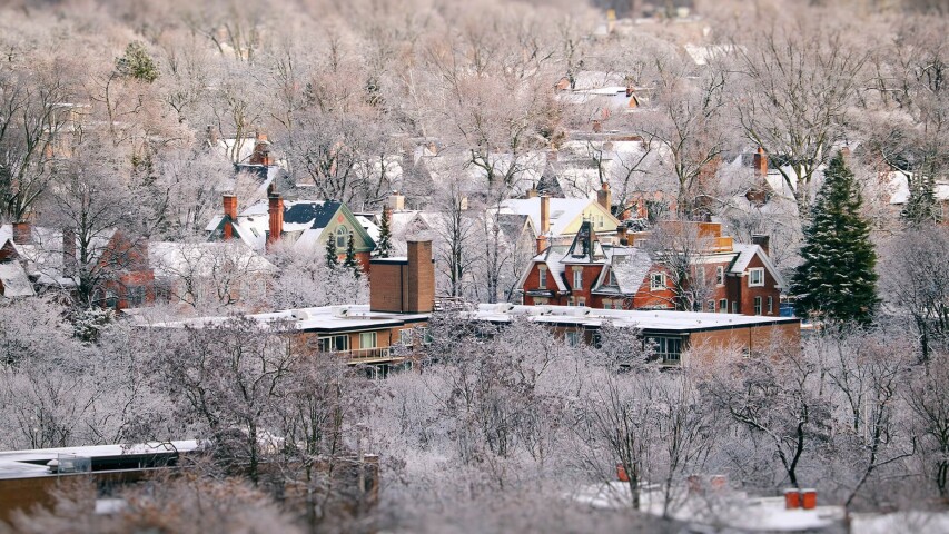阿拉夫 （Araffe） 城市景观，许多树木被白雪覆盖