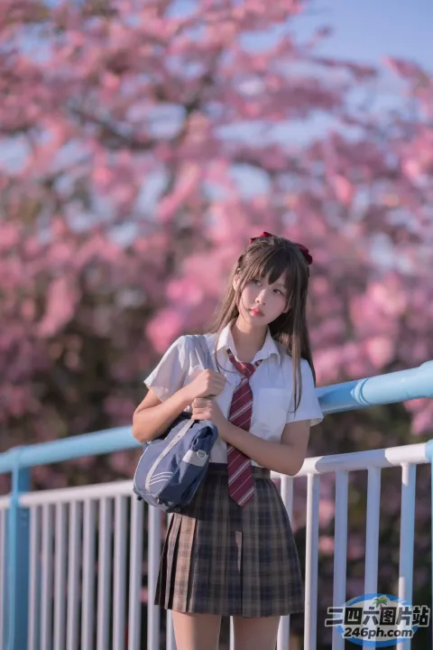 穿着校服的 arafed 女孩合影留念