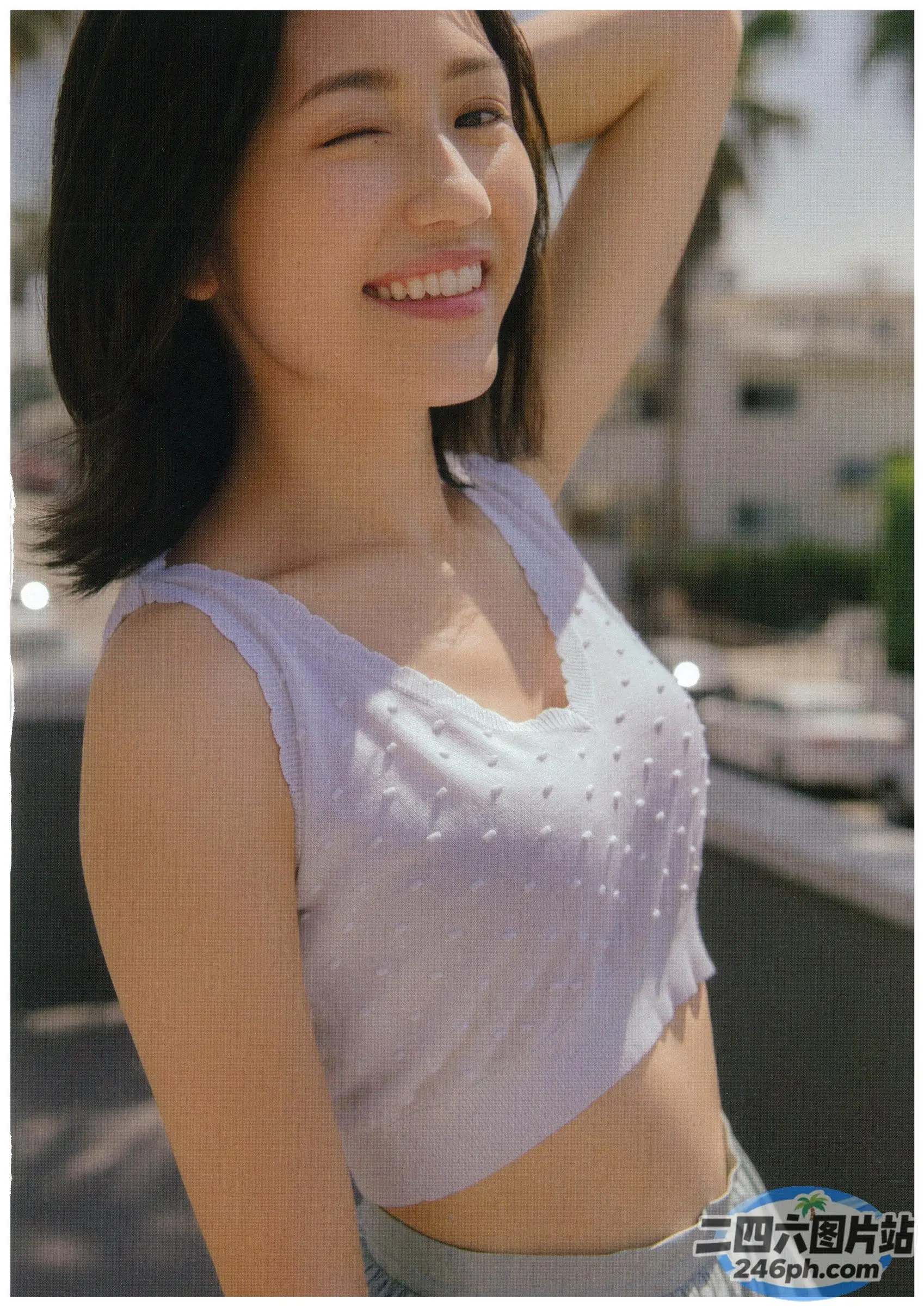 白色上衣和蓝色裙子的女人的特写