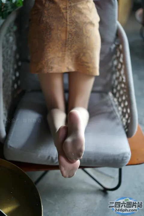 有个女人坐在椅子上，双脚抬起