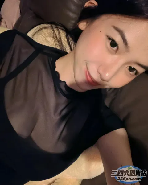有个女人躺在床上，手里有一只泰迪熊