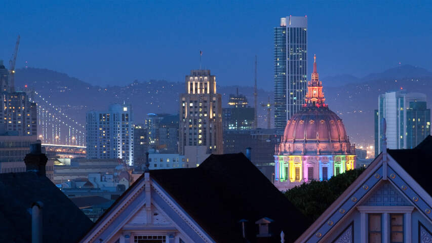 带有钟楼的城市夜景