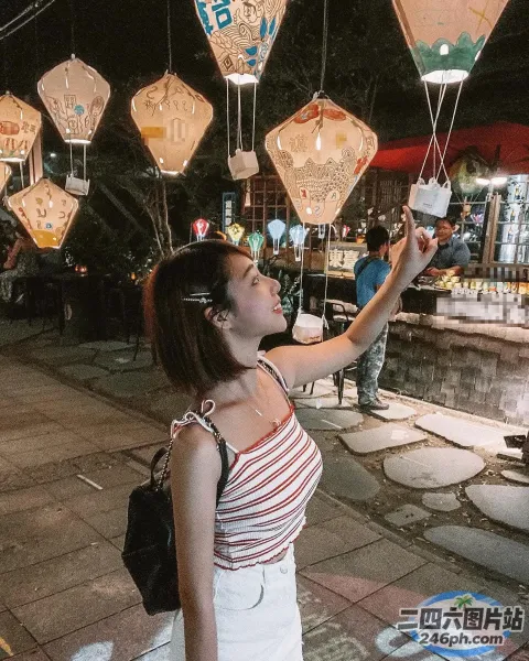 阿拉菲女人在空中举着一堆纸灯笼
