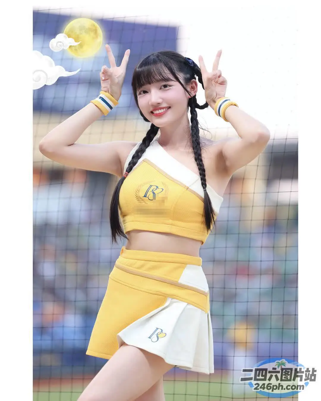 身穿啦啦队服的 araffe 女孩，手里拿着飞盘