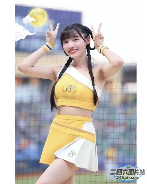 身穿啦啦队服的 araffe 女孩，手里拿着飞盘