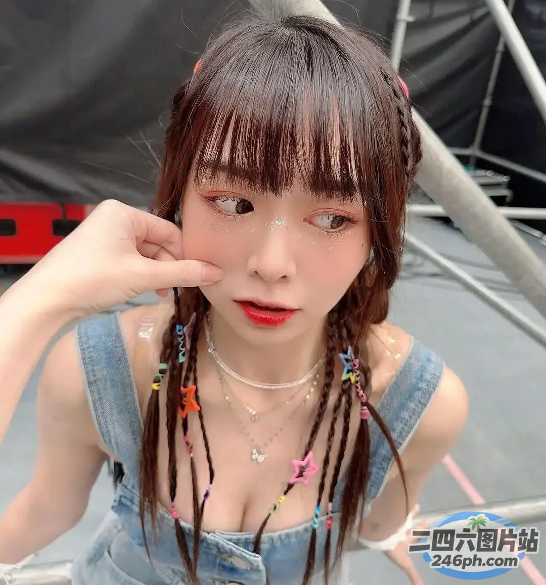 长发牛仔裙的 araffe 女孩摆姿势拍照