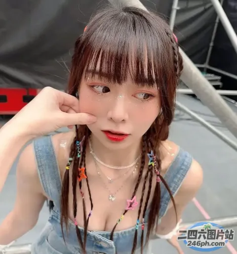 长发牛仔裙的 araffe 女孩摆姿势拍照