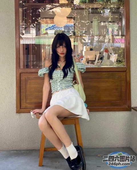 窗前的长凳上坐着一个女人