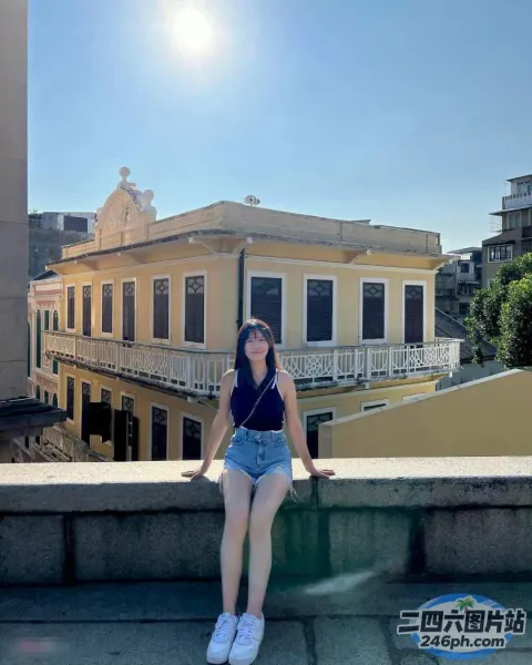 坐在建筑物前窗台上的阿拉夫德女人