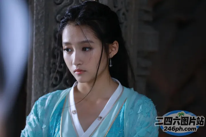 身穿蓝色连衣裙的阿拉菲德女人看着一个穿白衬衫的男人