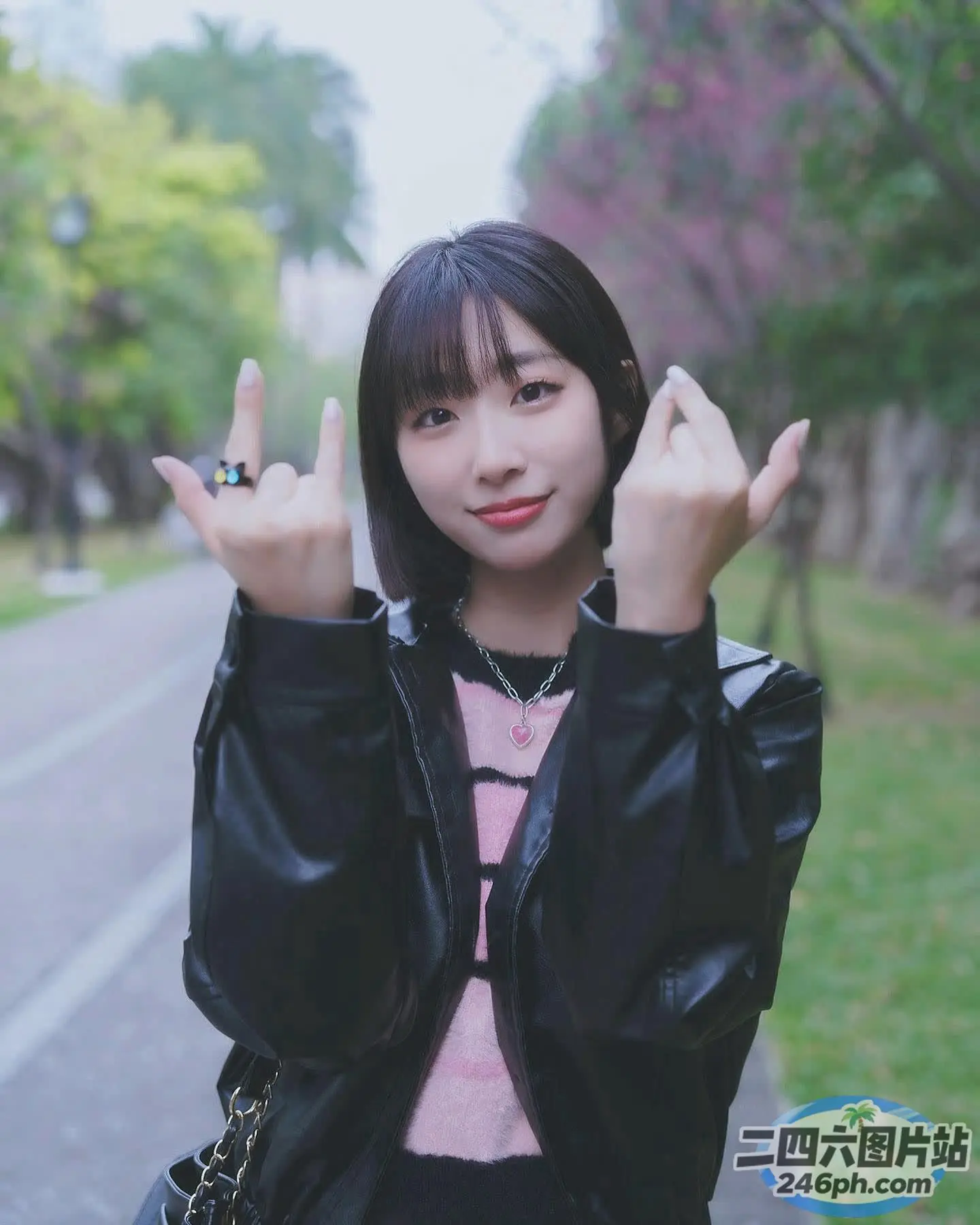 路边站着一个女人，打着和平的手势