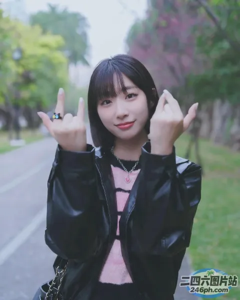 路边站着一个女人，打着和平的手势