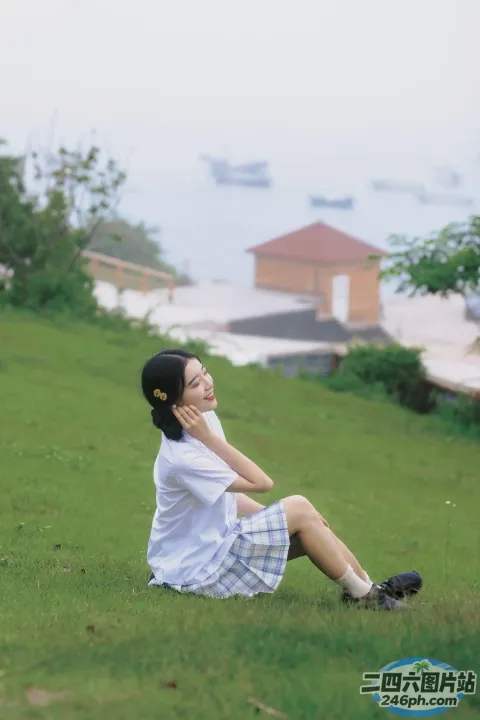 有个女人坐在草地上打电话