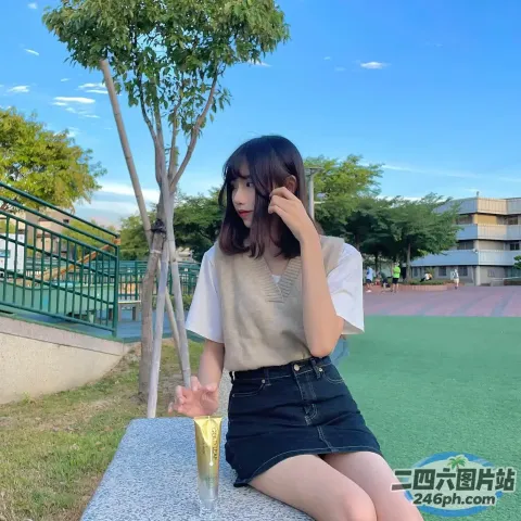 有个女人坐在长凳上打电话