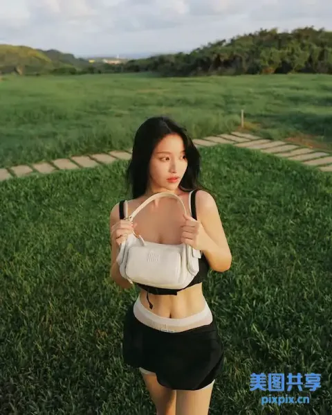 一位身穿黑白上衣和黑色短裤，手里拿着白色胸罩的女人