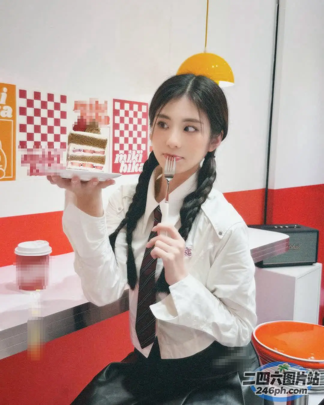 有个女人手里拿着一块蛋糕