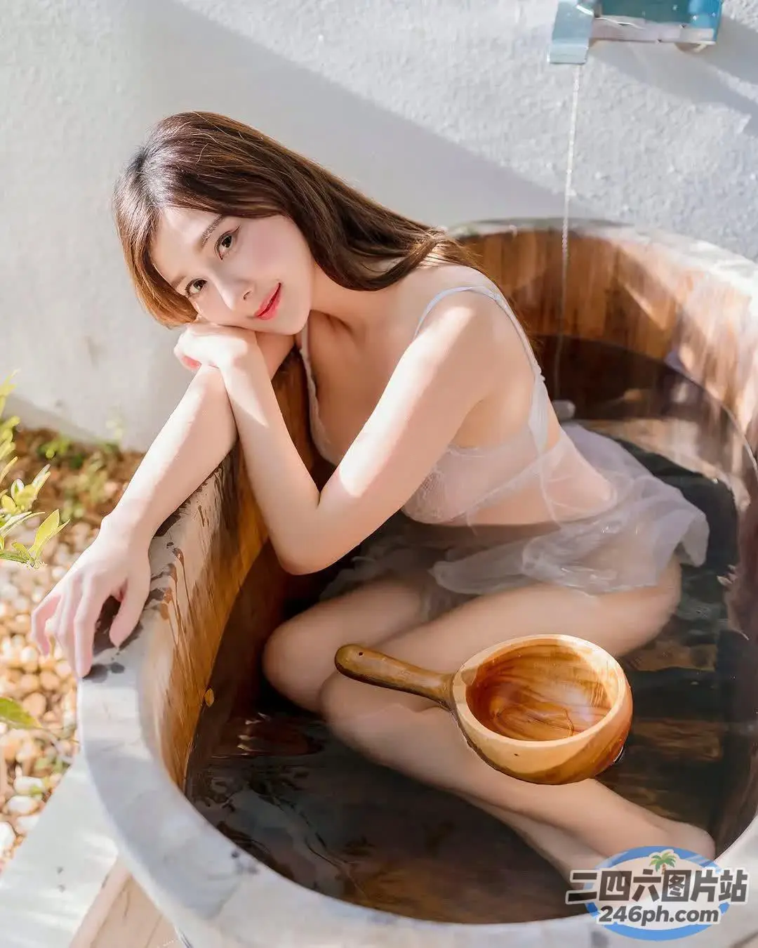 有个女人拿着木勺坐在木桶里