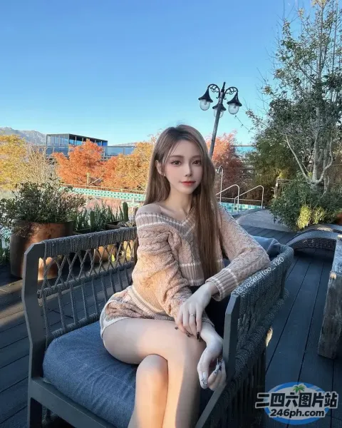 Araffe 女孩穿着连衣裙坐在甲板上的长凳上
