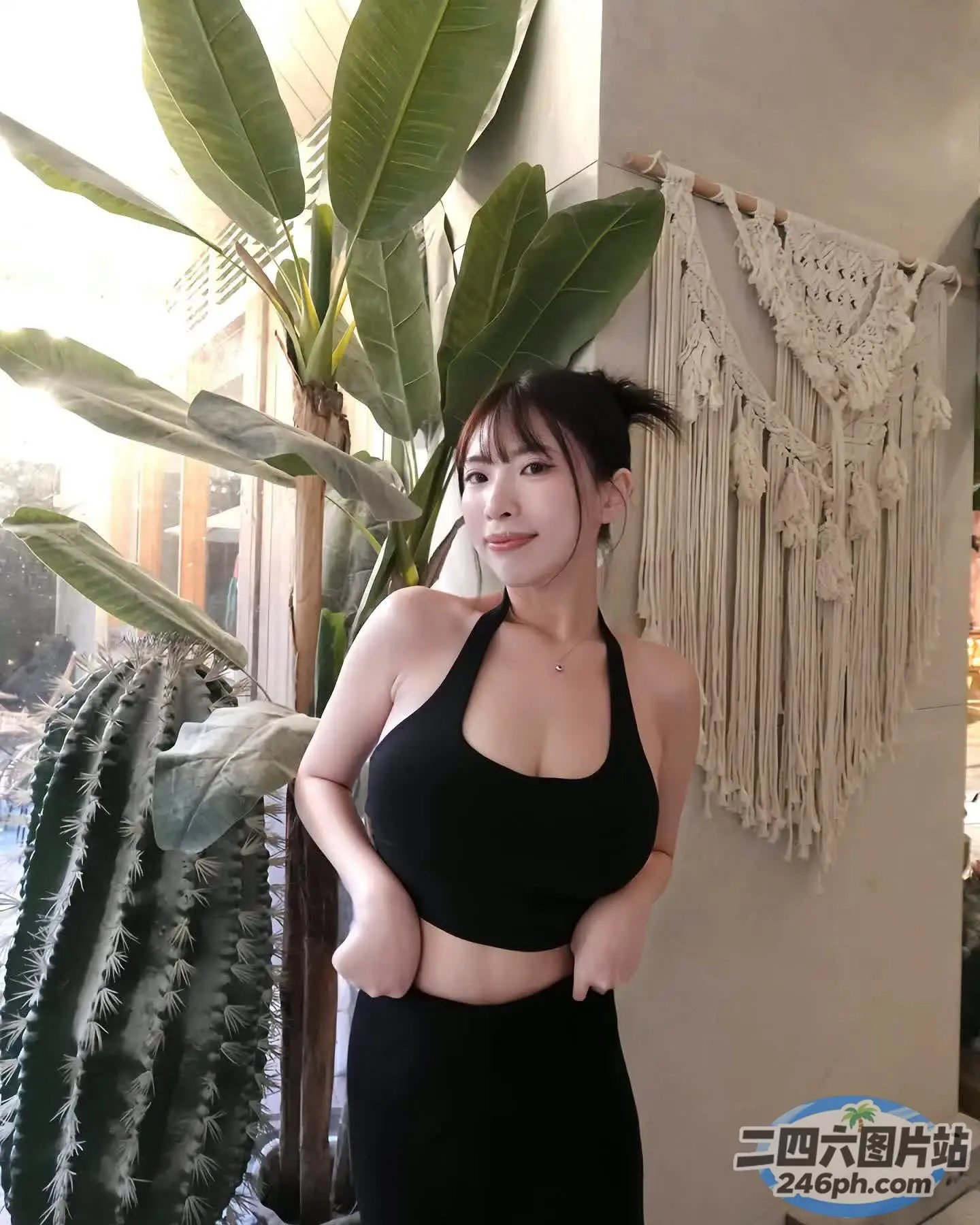 身穿黑色上衣和黑色裙子的 Arafed 女子合影留念