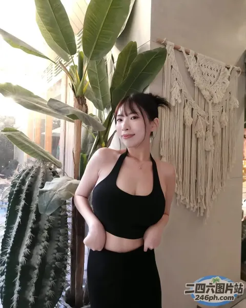 身穿黑色上衣和黑色裙子的 Arafed 女子合影留念