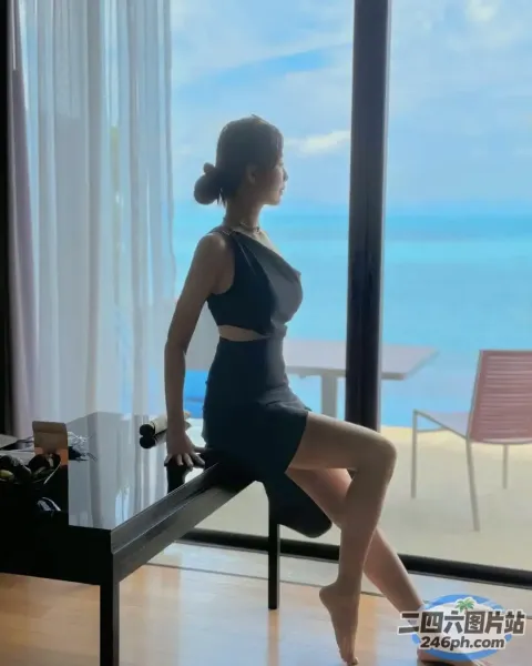一名女子坐在窗前的长凳上