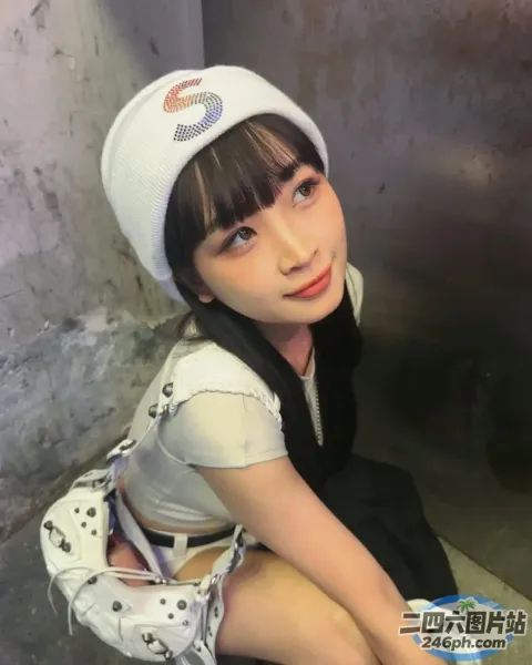 戴着白帽子坐在地上的阿拉菲德亚洲女孩