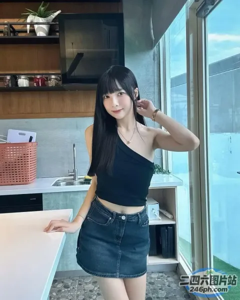 身穿黑色上衣和牛仔裙的女人特写