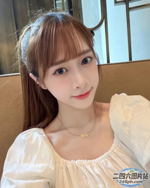 长发 araffe 女孩，身穿白色上衣，戴着金项链