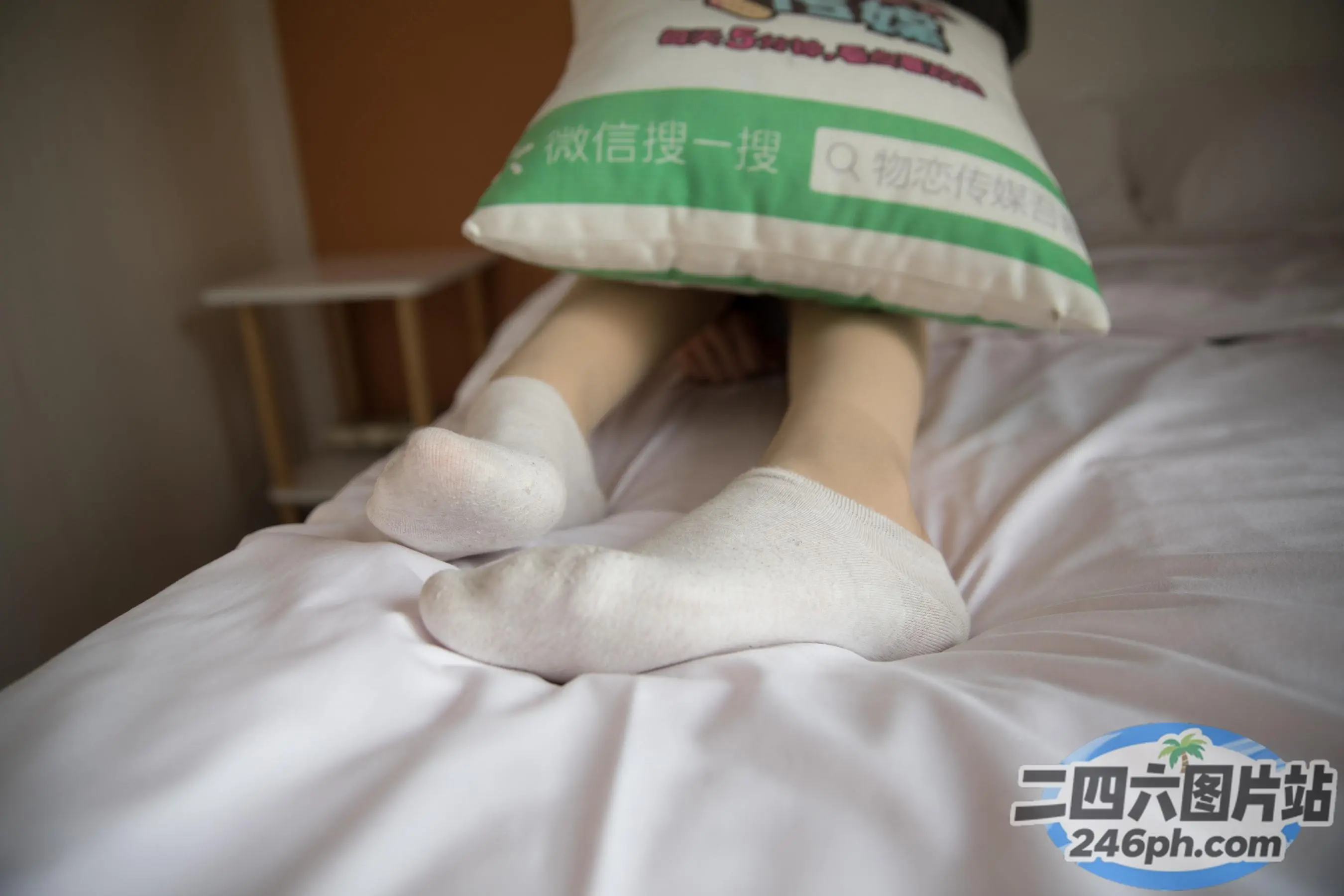 有一个人躺在床上，有枕头