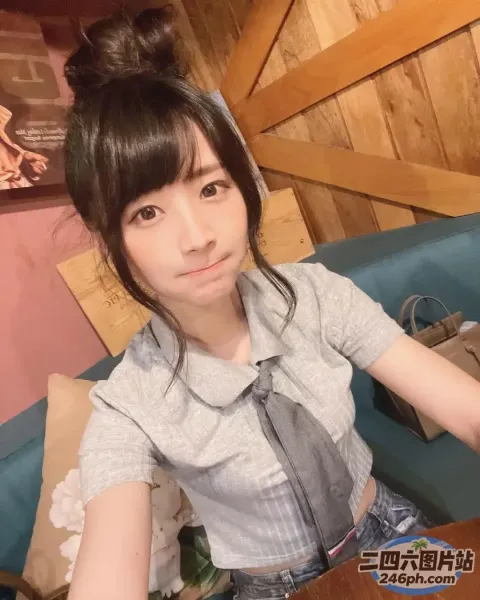 有个女人坐在一张桌子旁，桌上放着一盘食物