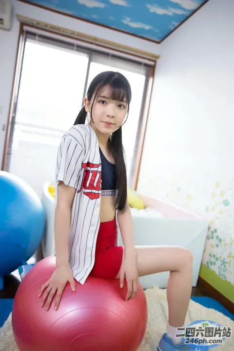 房间里有个女人坐在球上