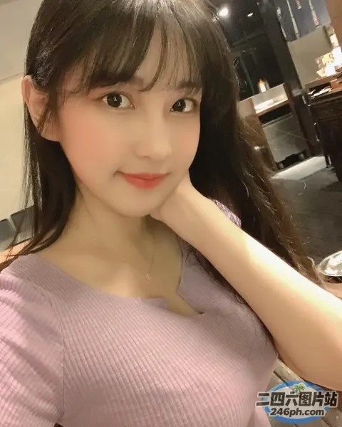 长发女子摆姿势拍照的特写
