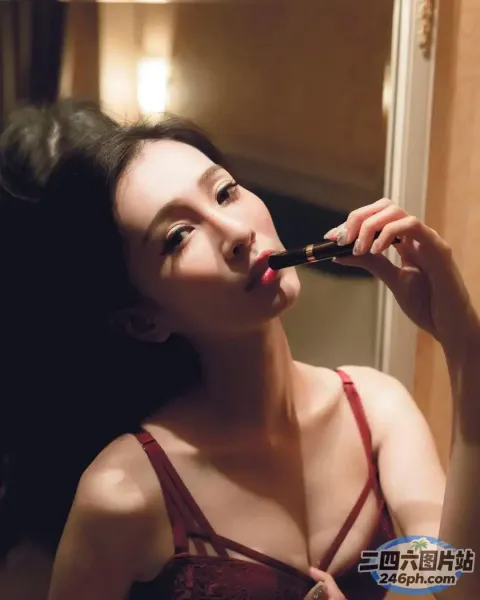 穿着红色文胸上衣的女人在镜子前刷牙