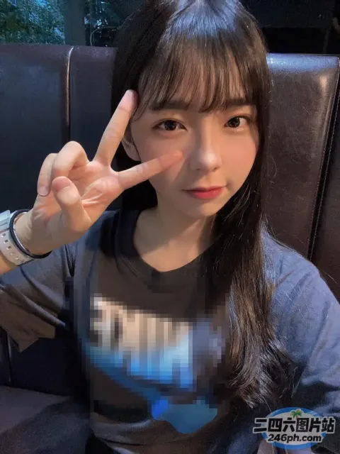 阿拉夫德女人坐在椅子上，手里拿着和平标志