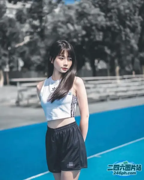 站在网球场上的女人的 arafed 图像