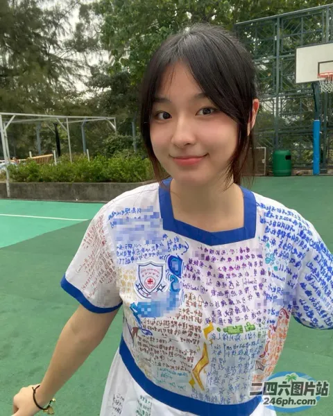 穿着白衬衫的阿拉夫德女人，手里拿着网球拍