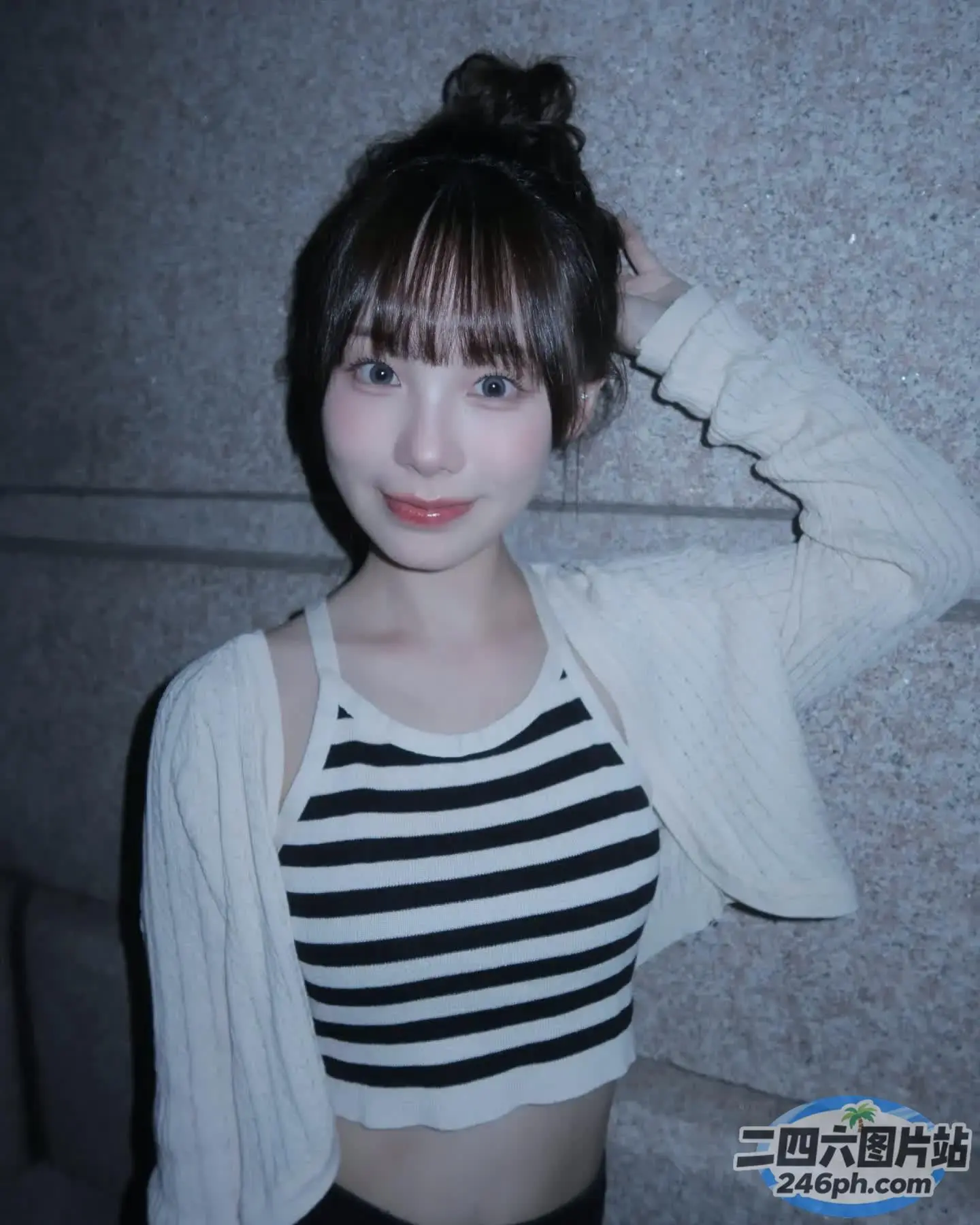 一个穿着黑白衬衫和白色开衫的女人的特写