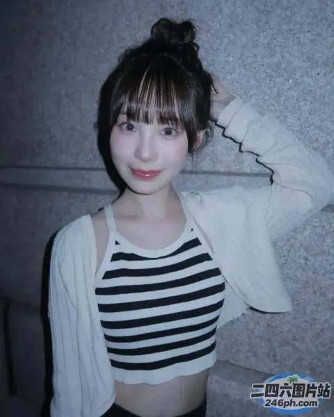 一个穿着黑白衬衫和白色开衫的女人的特写
