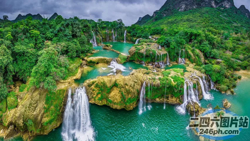 瀑布的 arafed 视图，中间有一个大瀑布