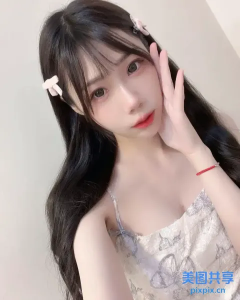 一个穿着连衣裙的长发女人的特写