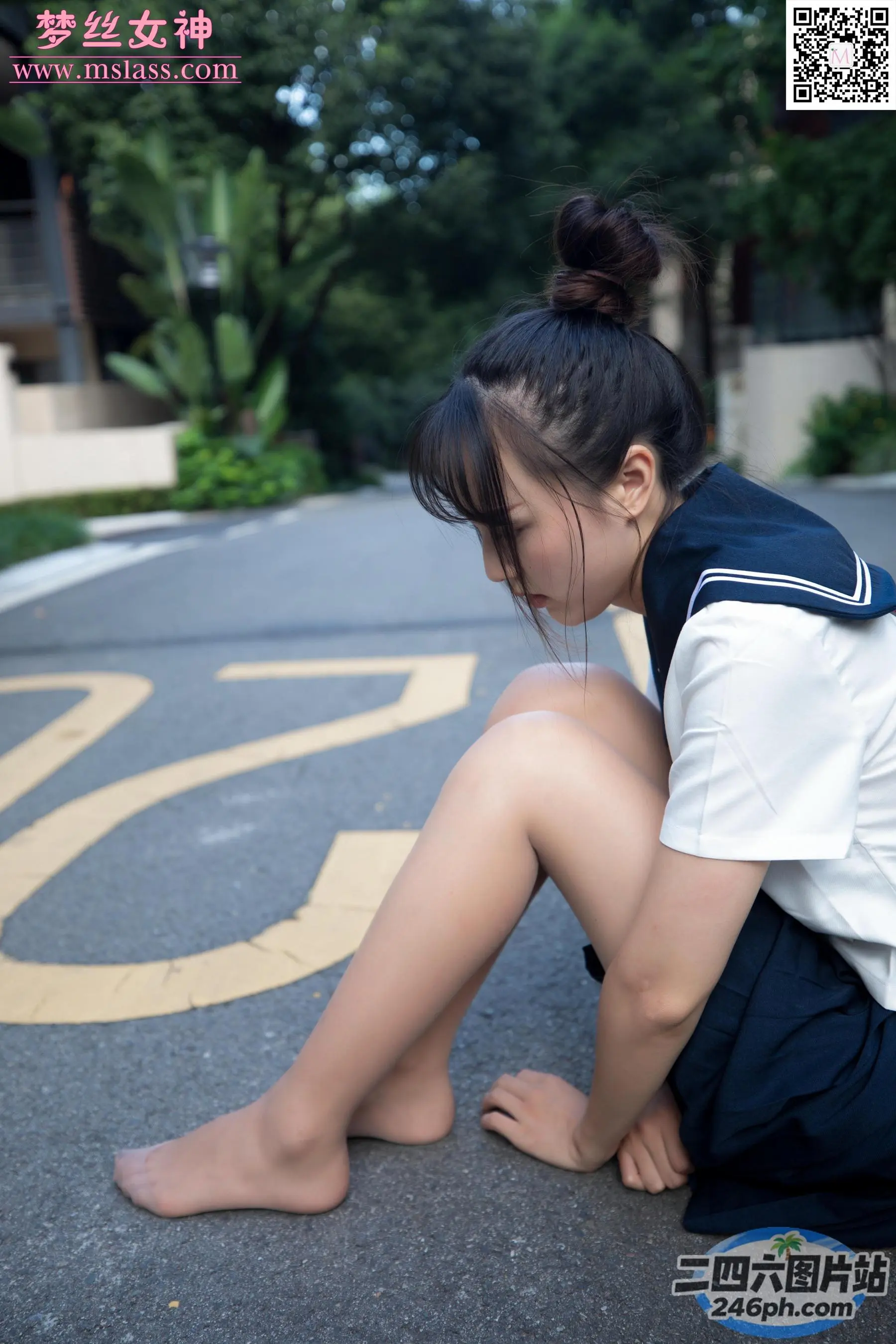 阿拉菲德亚洲女孩双腿交叉坐在地上