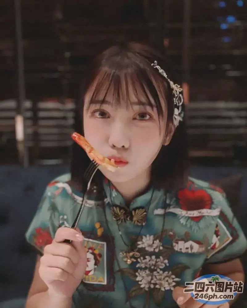 有个女人用叉子吃一块食物
