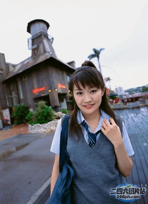有个女人站在有钟楼的楼前