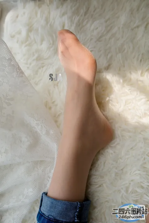 有人躺在床上，双脚抬起